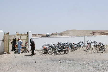 Nový zděný plot kolem školy