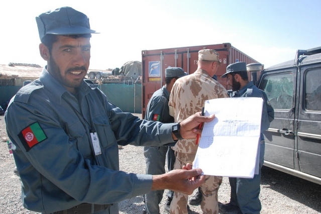 Afghánský policista a jeho situační náčrtek místa činu
