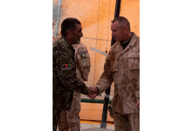 Velitel 10. jednotky Provinčního rekonstrukčního týmu plukovník gšt. Josef Kopecký děkuje veliteli 4. brigády Afghánské národní armády brigádnímu generálu Abdulu Raziqovi za spolupráci
