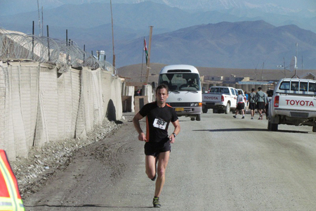  Desátník Martin H. doběhl do cíle půlmaratonu jako první