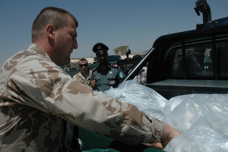 Afghánští policisté si odváželi stovky lékárniček