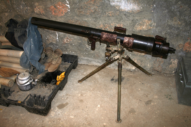 Bezzákluzový kanón ráže 82 mm je využíván OMF k útokům na základnu Shank