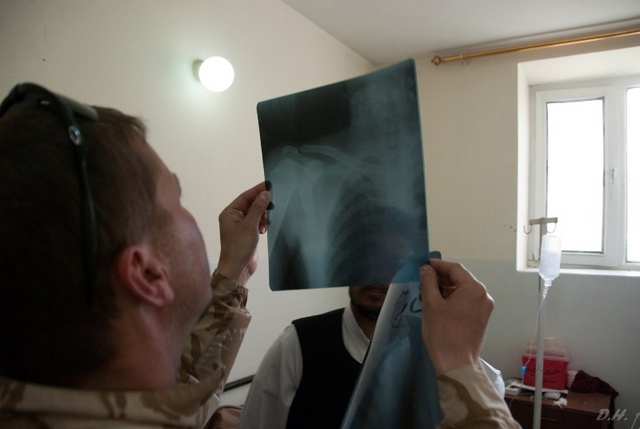 Český a afghánský lékař pří odborné konzultaci