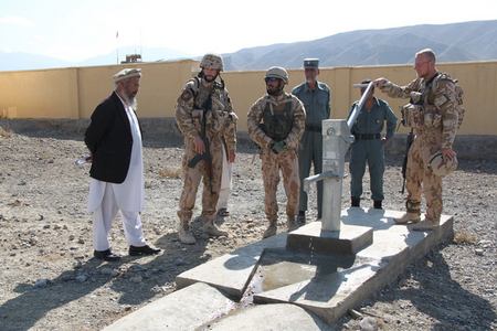 Další opravenou studnu v distriktu Khoshi předali vojáci k užívání žákům i pedagogům