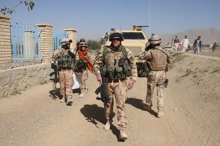 Česká patrola přijíždí ke škole