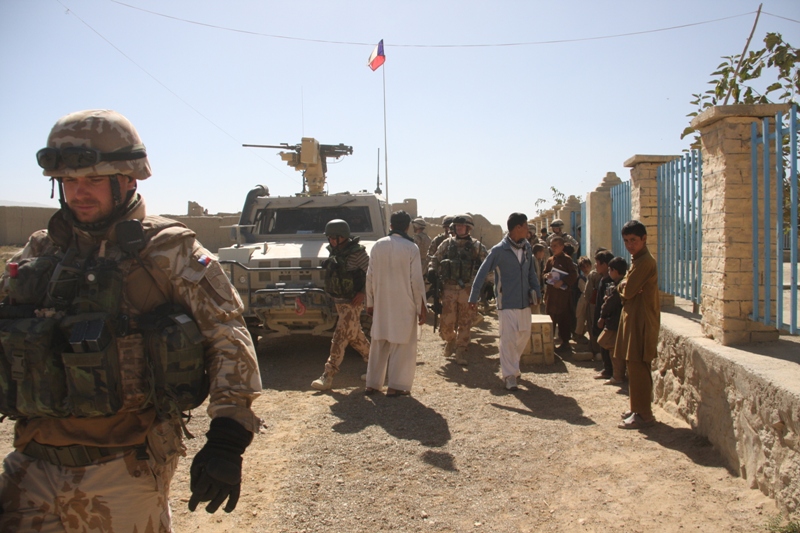 Příjezd vojáků vyvolal velký zájem