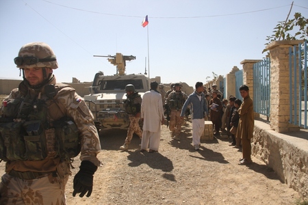 Příjezd vojáků vyvolal velký zájem