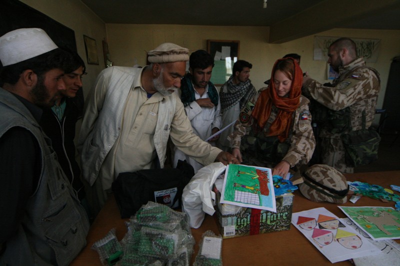 Vedení školy si se zájmem prohlíží přivezené dárky
