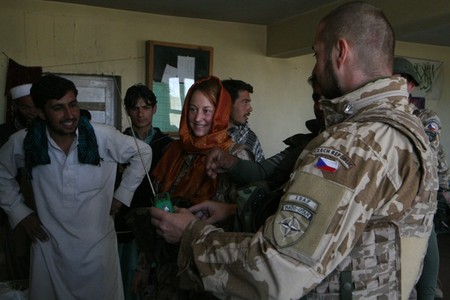 CIMIC škole věnoval i krátkovlnné radiopřijímače