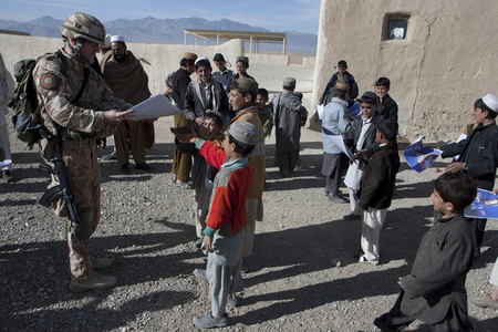 Distribuce informačních letáků na podporu vzdělání ve vesnici Bidak