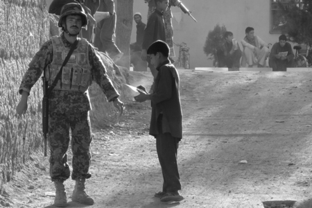 Distribuce letáků na podporu místní vlády a afghánských bezpečnostních sil
