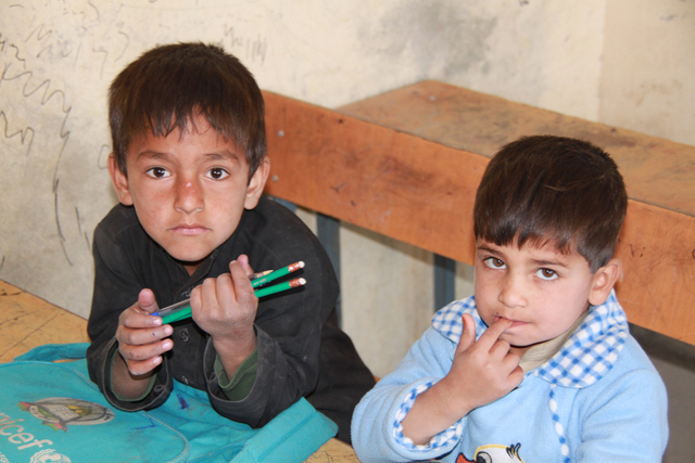 Distribuce školních pomůcek patří k práci skupiny CIMIC v Lógaru