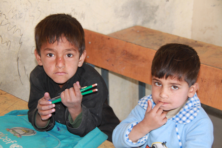 Distribuce školních pomůcek patří k práci skupiny CIMIC v Lógaru