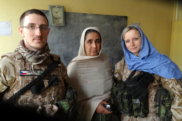 Nafisa Baha, ředitelka školy Bibi Amena s příslušníky CIMIC 9.PRT Lógar