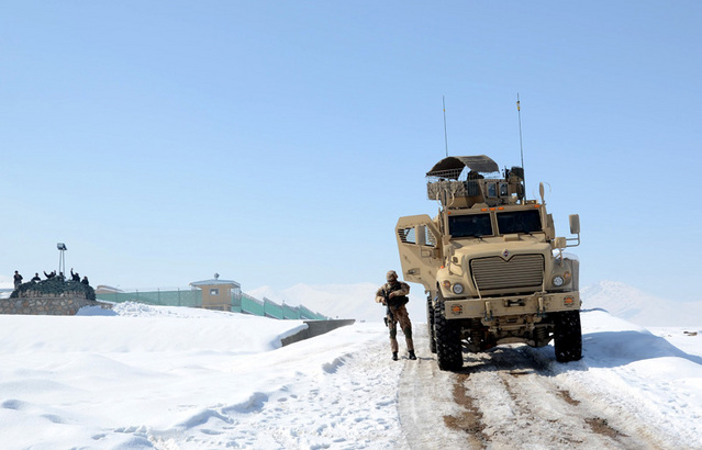MRAP s českou osádkou zajišťuje prostor během patroly k rozvojovému a bezpečnostnímu projektu výstavby nového vězení v Puli Alam