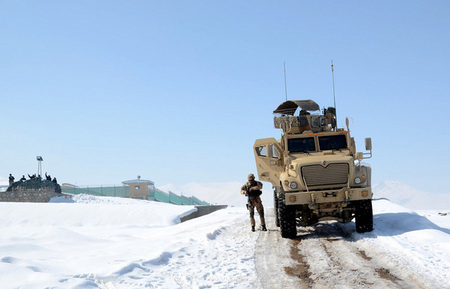 MRAP s českou osádkou zajišťuje prostor během patroly k rozvojovému a bezpečnostnímu projektu výstavby nového vězení v Puli Alam