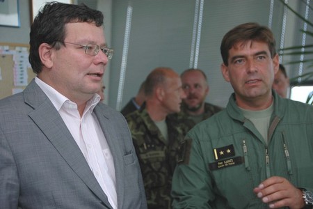 Alexandr Vondra a plukovník Petr Lanči, velitel čáslavské základny