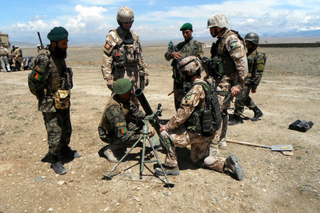 Češi ukazují Afgháncům přípravu minometu M69 ke střelbě