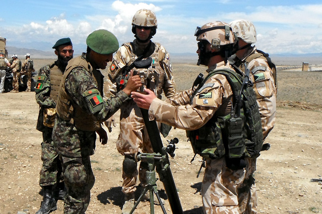 Češi a Afghánci při vysvětlování obsluhy zbraně
