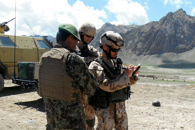 Kapitán Viktor P. vysvětluje příslušníku Afghánské národní armády postup na jednoduchém nákresu