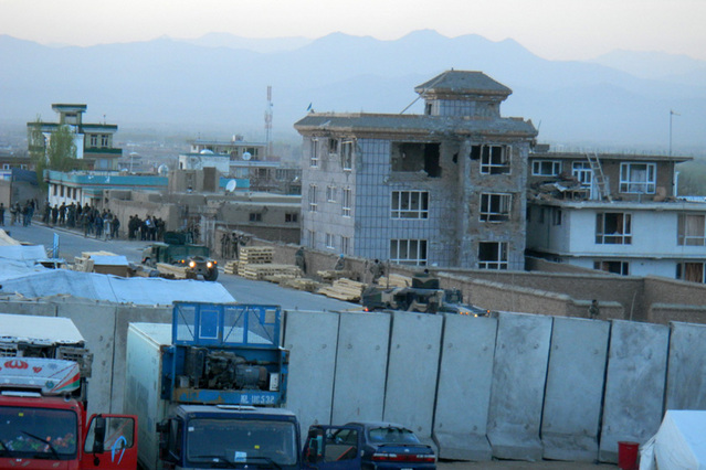 Afghánské bezpečnostní síly se připravují ke vstupu do obklíčené budovy, z níž byl veden hlavní útok na základnu COP Puli Alam