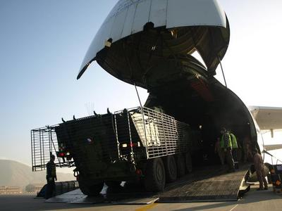 Vozidlo Pandur vyjíždí z letounu AN-124 Ruslan na letišti v afghánském Kábulu