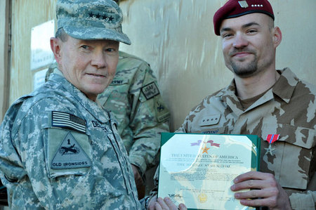 Generál Martin E. Dempsey s rotným Michalem Novotným