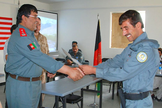 Generál Mustafa předává certifikát