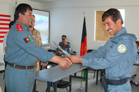 Generál Mustafa předává certifikát