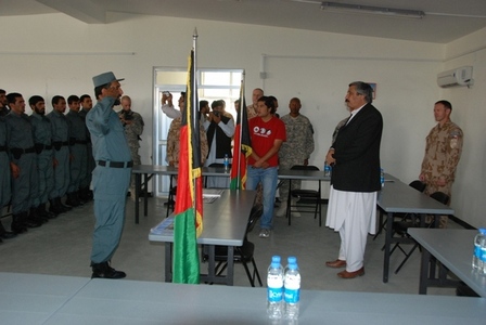 Guvernér Ludin přijímá hlášení