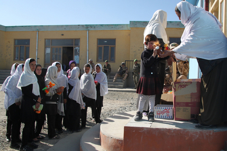 Hračky z humanitární sbírky České rady dětí a mládeže potěšily také žákyně ze školy Bebe Amina