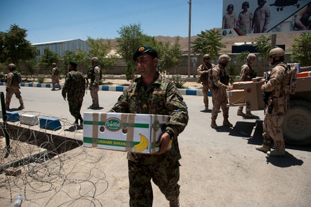 Humanitární pomoc budou mezi místní lidi distribuovat afghánští vojáci