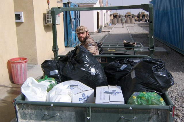 Předání humanitární pomoci záplavami postiženým policistům (1)