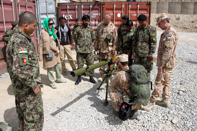 čeští vojáci si prohlíží bezzákluzový kanón SPG-9