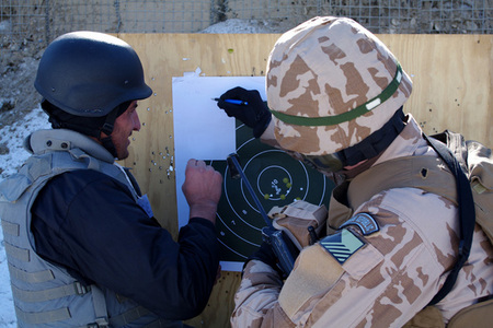 Afghánci se zbraněmi doslova vyrůstají a jsou proto povětšinou dobří střelci