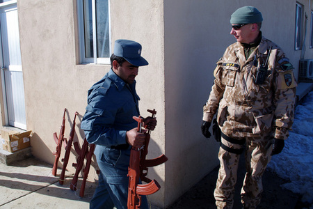 Jeden z afghánských instruktorů si odnáší materiál pro další výuku