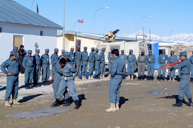 Afghánští instruktoři kontrolují výcvik frekventantů