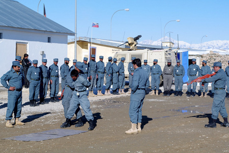 Afghánští instruktoři kontrolují výcvik frekventantů