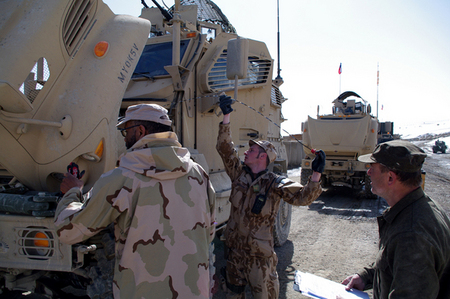 Kontrola technického stavu vozidel MRAP ve spolupráci s Američany