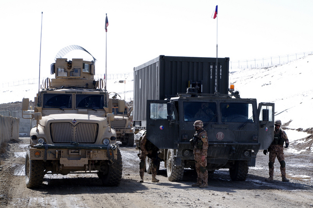 Vozidlo MRAP vedle pancéřované tatry