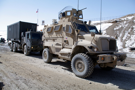A "triange" towbar with compatible connecting piece enables practicing the towing of heavier vehicle made by another manufacturer