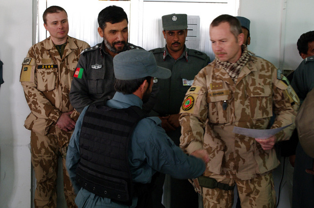 Pukovník Genser gratuluje novému afghánskému policistovi k završení kurzu