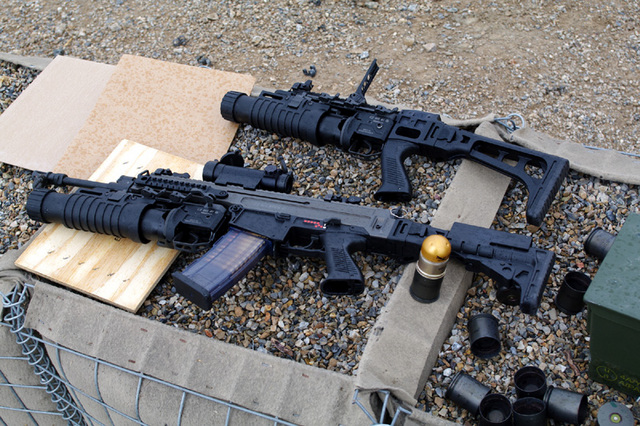 Granátomet CZ 805 G1 v podvěsu pod útočnou puškou CZ 805 BREN A1 a v samostatné konfiguraci, u zbraně je vidět i 40mm granát US původu
