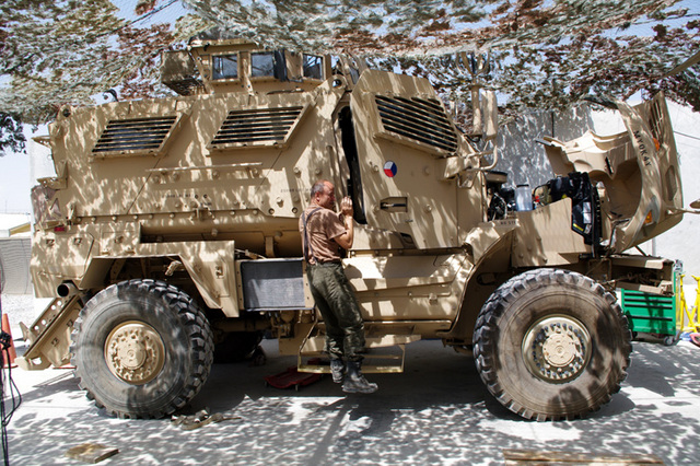 Servis vozidel MRAP MAXXPRO na dílnách 9. jednotky PRT Lógar (2)