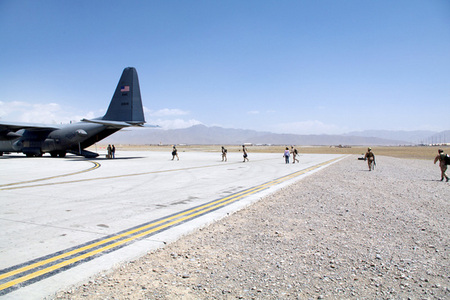 Nástup příslušníků 9. jednotky PRT do letounu C-130 Herkules na ploše letiště FOB Shank