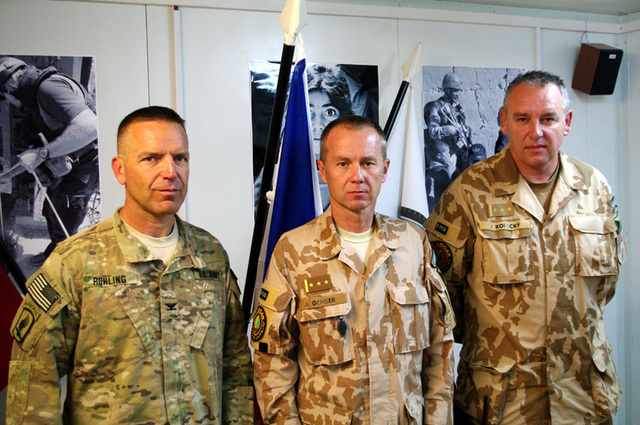 zleva: plk. Rohling, velitel US úkolového uskupení TB BAYONET, plk. Genser a plk. Kopecký