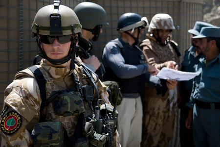 Jednání na kontrolním stanovišti Afghánské národní policie v Puli Alam