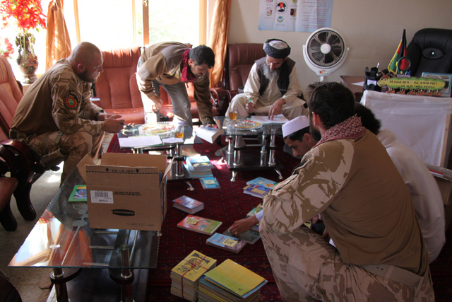 Jednání náčelníka skupiny CIMIC kpt. Pavla V. na Ministerstvu školství v Puli Alam