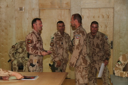 Každý voják dostal od velitele pamětní list