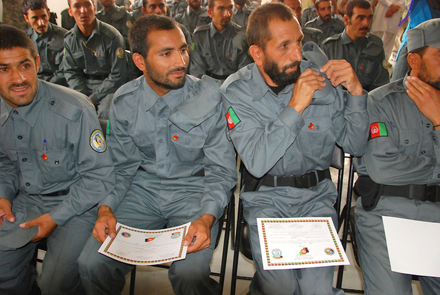 Každý z absolventů obdržel certifikát